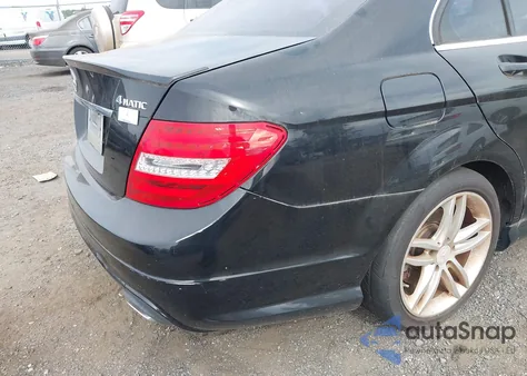 2013 Mercedes-Benz C 300 Sport 4Matic z USA, uszkodzony, nr VIN WDDGF8AB4DR276989